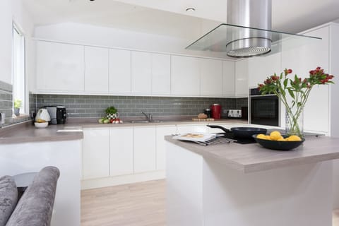 Kitchen with kitchen island - Artemis House