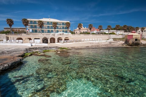 Beach shuttle, sun loungers, beach umbrellas, scuba diving
