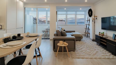 A bright, open-plan living and dining space with plenty of room to unwind, share meals and enjoy the view after a day out.
#vacation #relax #travel #citybreak #comfort #portugal #pt #Oeiras