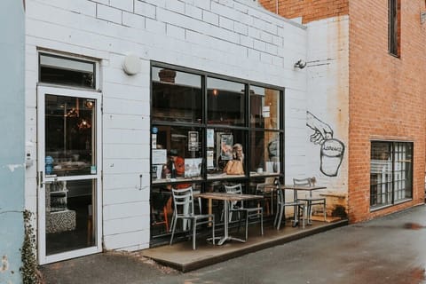 Nearby cafes and restaurants