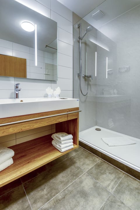 Family Room | Bathroom | Combined shower/tub, free toiletries, hair dryer, towels