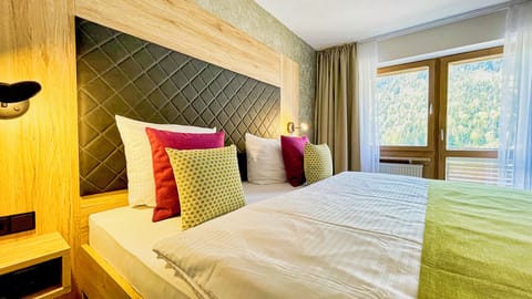 Classic Double Room, Lake View | In-room safe, desk, soundproofing, free WiFi