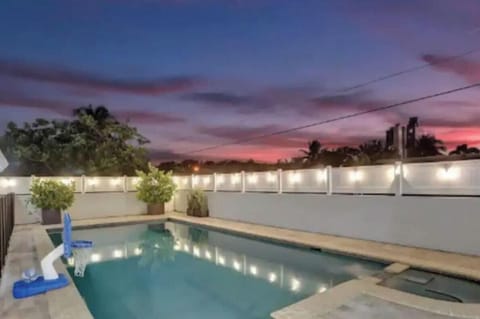 Year-Round Bliss: Dive into luxury with our heated pool and Jacuzzi, the ultimate in relaxation no matter the season.  #PoolsidePleasure #AllSeasonsRelaxation