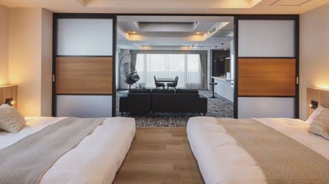 Gran Suite 6, Non Smoking | Down comforters, desk, blackout drapes, free WiFi