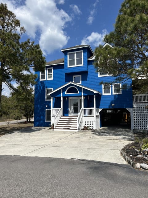 Newly painted.  House was light green previously.