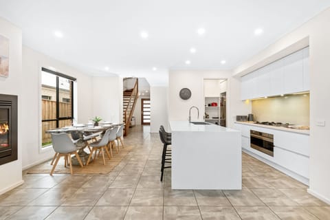 Cook, dine, and gather — open-plan kitchen with room for 8 🍴✨