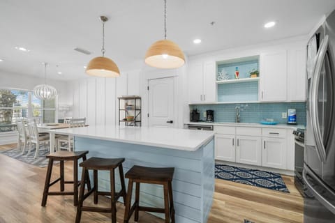 Kitchen w/Large Island