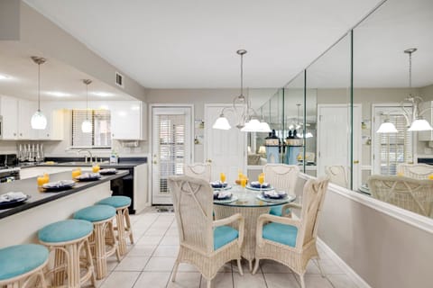 Dining Room Area seats 4 w/ additional space for 4 more at the bar.