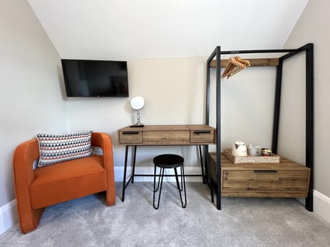 Cosy King with Garden View | Individually decorated, individually furnished, iron/ironing board