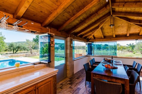 House (Six Bedroom Holiday Home with Terrace) | Dining room