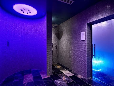 Sauna, hot tub, Turkish bath, body treatments, deep-tissue massages