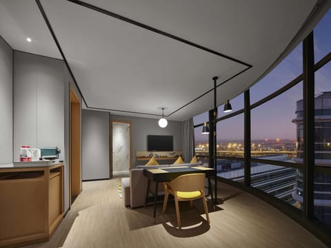 Deluxe Suite, 1 King Bed | Premium bedding, down comforters, Select Comfort beds, in-room safe