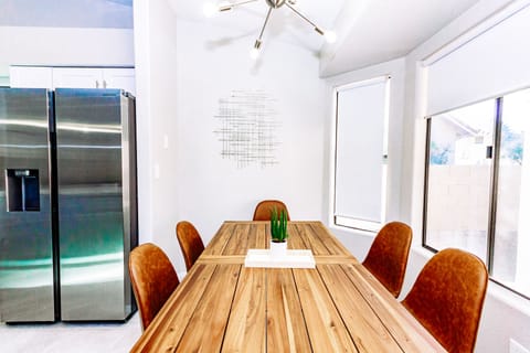 Ample dinning area in the kitchen. 