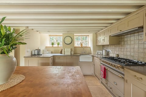 Greenview Cottage Kitchen - StayCotswold