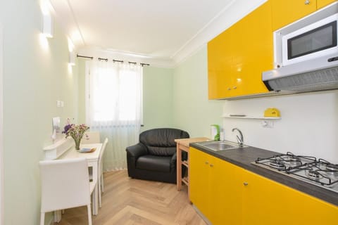 Design Studio | Living area | 32-inch flat-screen TV with satellite channels, TV