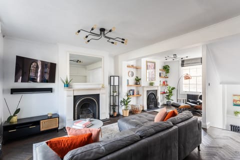 Living room: Smart tv, Sonos speaker, Eames chair.