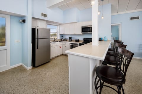 Breakfast Bar Seating - Enjoy some dinner or coffee at the fun breakfast bar