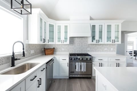 Fully equipped kitchen, microwave, dishwasher, drip coffee maker.