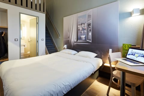 Premium bedding, desk, soundproofing, free WiFi