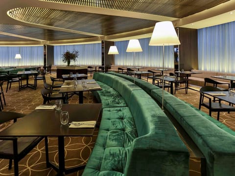 6 restaurants; breakfast, lunch, and dinner served