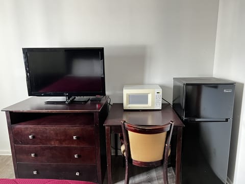 Deluxe Single Room, 1 Queen Bed, Non Smoking | Free WiFi, bed sheets