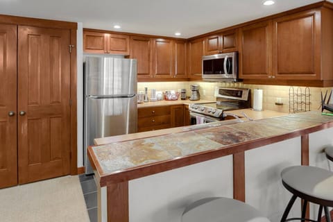 Fully Equipped Kitchen with Dishwasher and Oven/Stove combo as well as Microwave and Fridge.