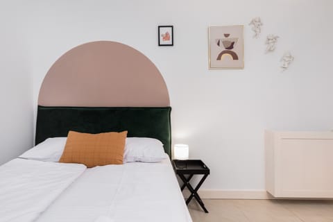 SALON:

Łóżko podwójne, komplet pościeli, szafka nocna, szafa, stolik, wyjście na balkon, meble ogrodowe na balkonie

ANEKS KUCHENNY:

Kuchenka elektryczna, czajnik, ekspres do kawy, toster, lodówka z zamrażarką, szklane kubki, zestaw naczyń kuchenny