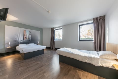 Premium bedding, desk, soundproofing, free WiFi