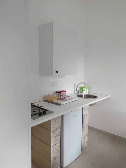 Standard Quadruple Room | Private kitchen | Stovetop, cookware/dishes/utensils