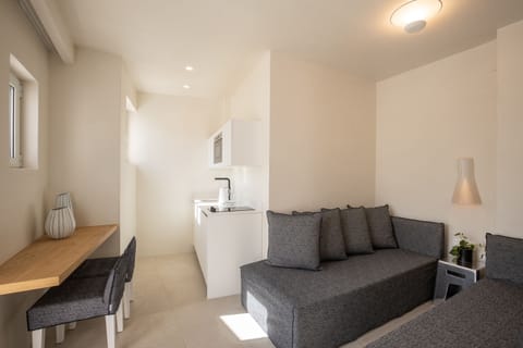 Deluxe Room | In-room safe, free cribs/infant beds, free WiFi, bed sheets