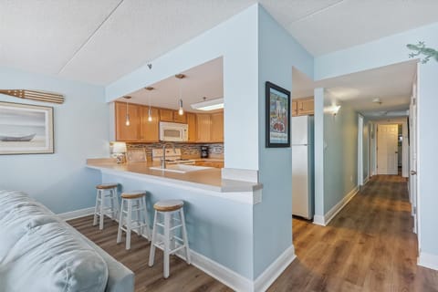 Ocean Breeze West 406 Bar Seating for 3