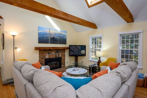 Cozy living space with seating for everyone!