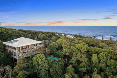 Bird`s eye view of property