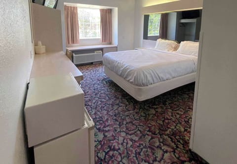 Pillowtop beds, blackout drapes, free WiFi, bed sheets