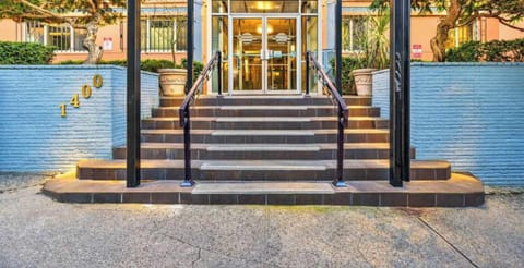 Welcoming building entrance with modern design and easy access, setting the tone for a comfortable stay.