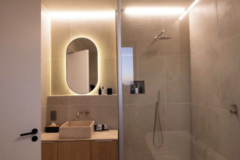 Ocean View Penthouse | Bathroom | Shower, rainfall showerhead, hair dryer, bathrobes