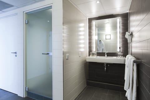 suite, 1 bedroom, | Minibar, in-room safe, desk, blackout drapes