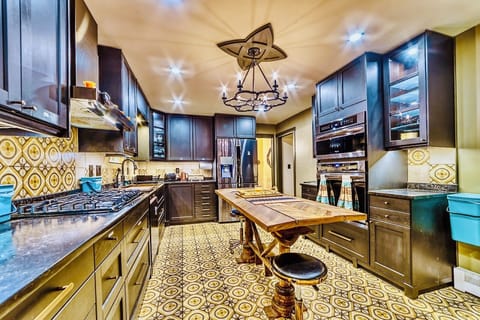 Full-size fridge, microwave, oven, dishwasher
