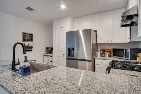 Fully stocked kitchen!