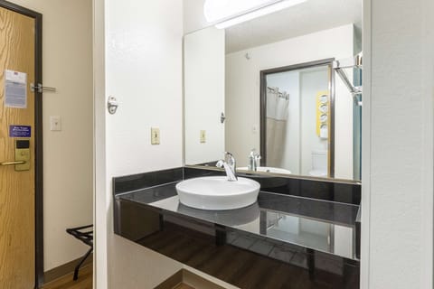 Combined shower/tub, towels