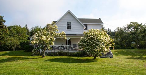 Enjoy your East Boothbay stay at the quaint Coastal Cottage!
