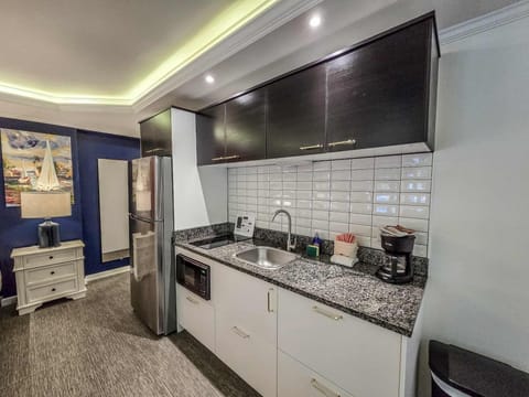 Deluxe Studio | Private kitchen | Fridge, microwave, coffee/tea maker, toaster