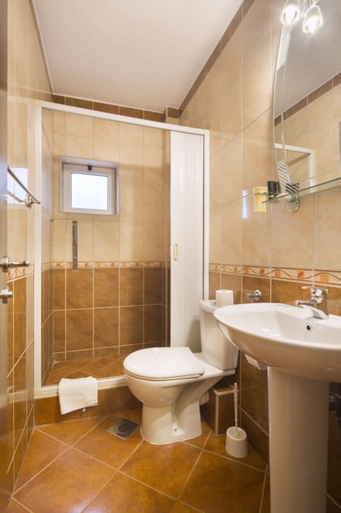 Classic Double Room, Balcony | Bathroom | Free toiletries, hair dryer, towels