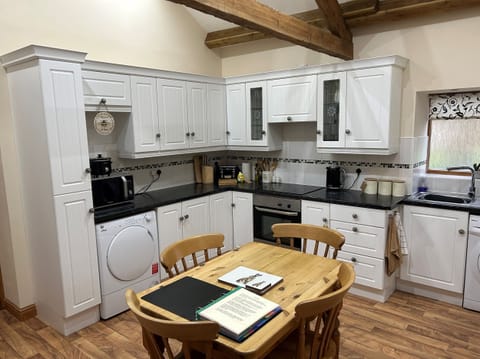 Cottage | Private kitchen | Fridge, electric kettle, toaster, cookware/dishes/utensils