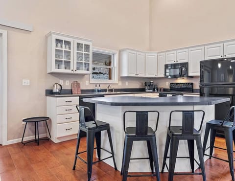 Whether you’re hosting a cozy breakfast, a homemade dinner, or just enjoying a cup of coffee in the morning, this space combines functionality and comfort for a truly enjoyable stay.