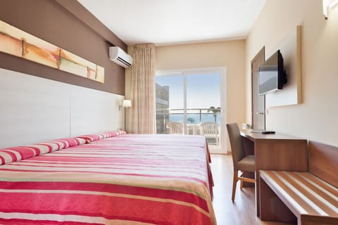 Minibar, in-room safe, desk, free WiFi