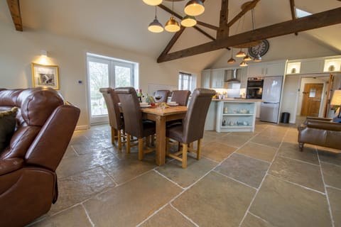 Ground floor: Dining area with seating for six guests