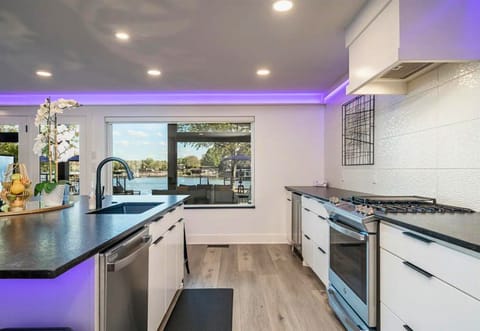 [Kitchen] The Large Countertops Make the Kitchen Suitable for Preparing Any Meal, Even a Thanksgiving Feast!
