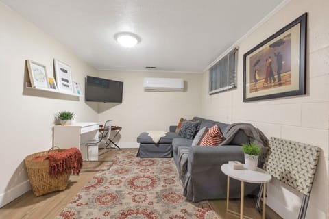 Cozy Canyon Rim Apt Living Room