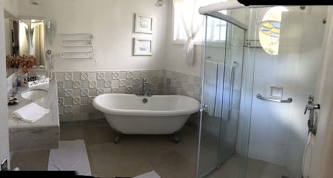 Suite (Master) | Bathroom | Free toiletries, hair dryer, towels